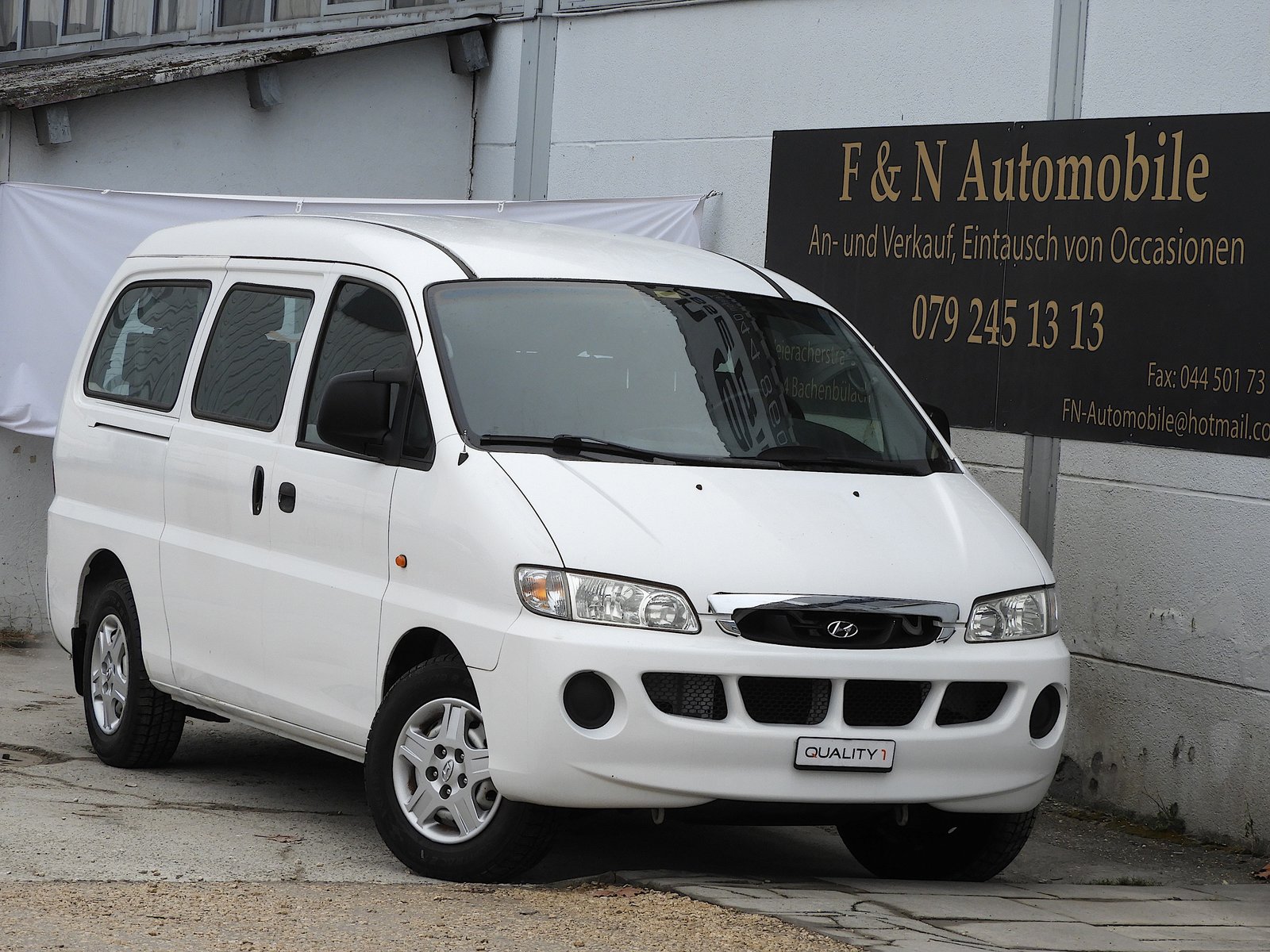 HYUNDAI H-1 2.4 3Van I CH FZ I 3 Erwachsene Plätze I 17 Kin, Benzin, Occasion / Gebraucht, Handschaltung - 2
