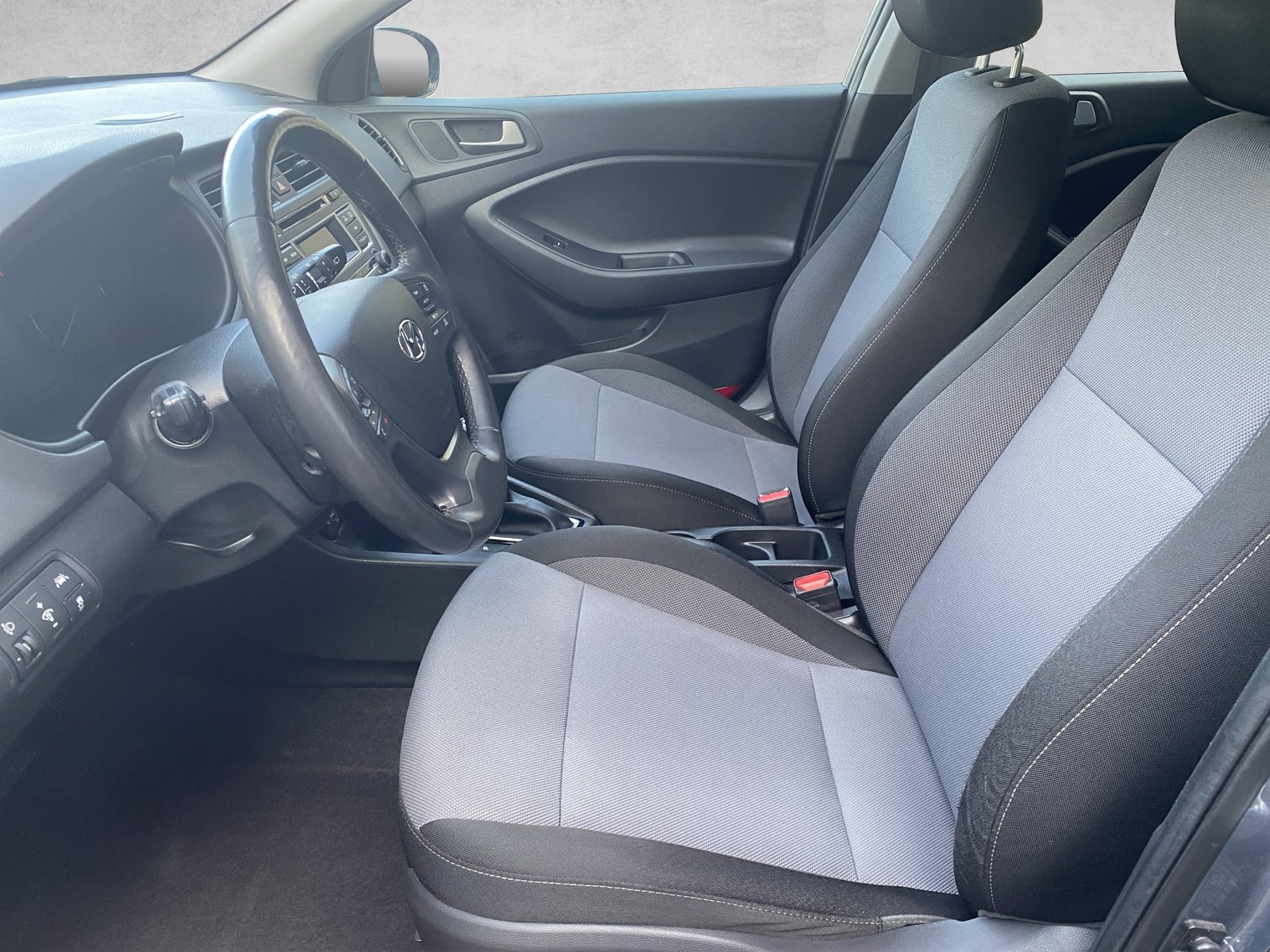 HYUNDAI i20 1.4 Amplia Automatic, Benzin, Occasion / Gebraucht, Automatik - 7