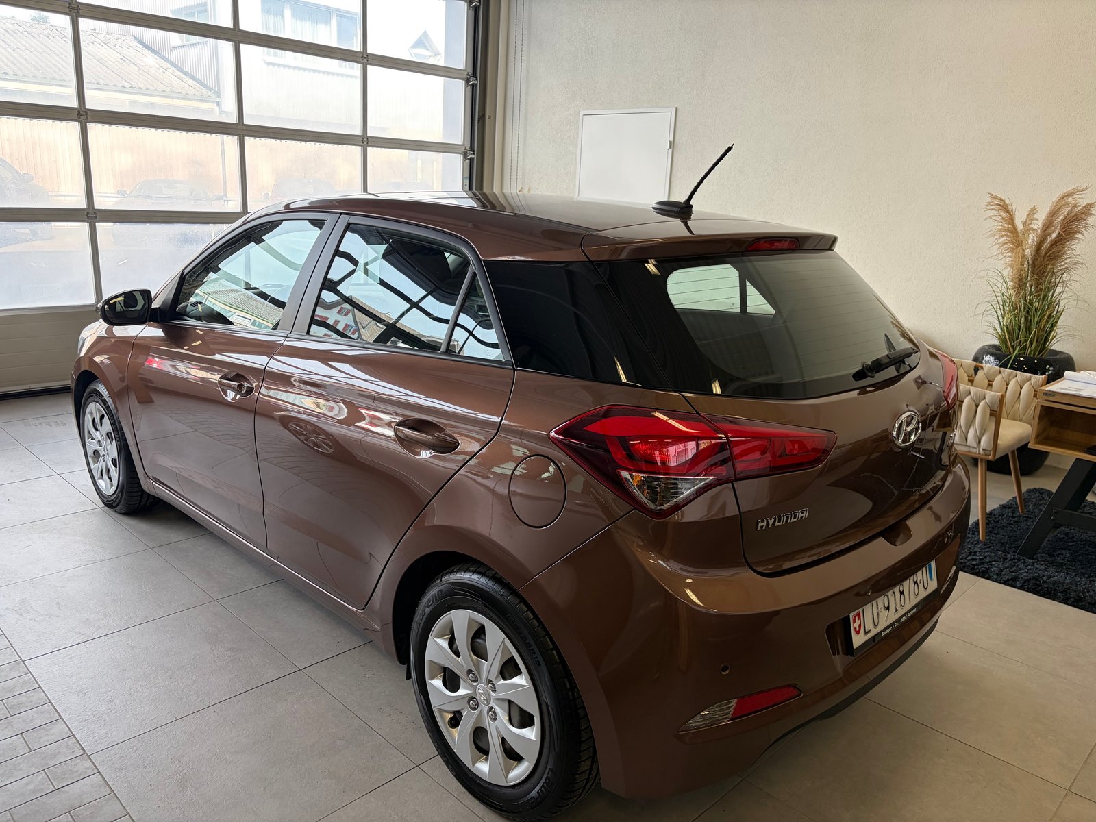 HYUNDAI i20 1.4 Amplia Automatic, Essence, Occasion / Utilisé, Automatique - 3
