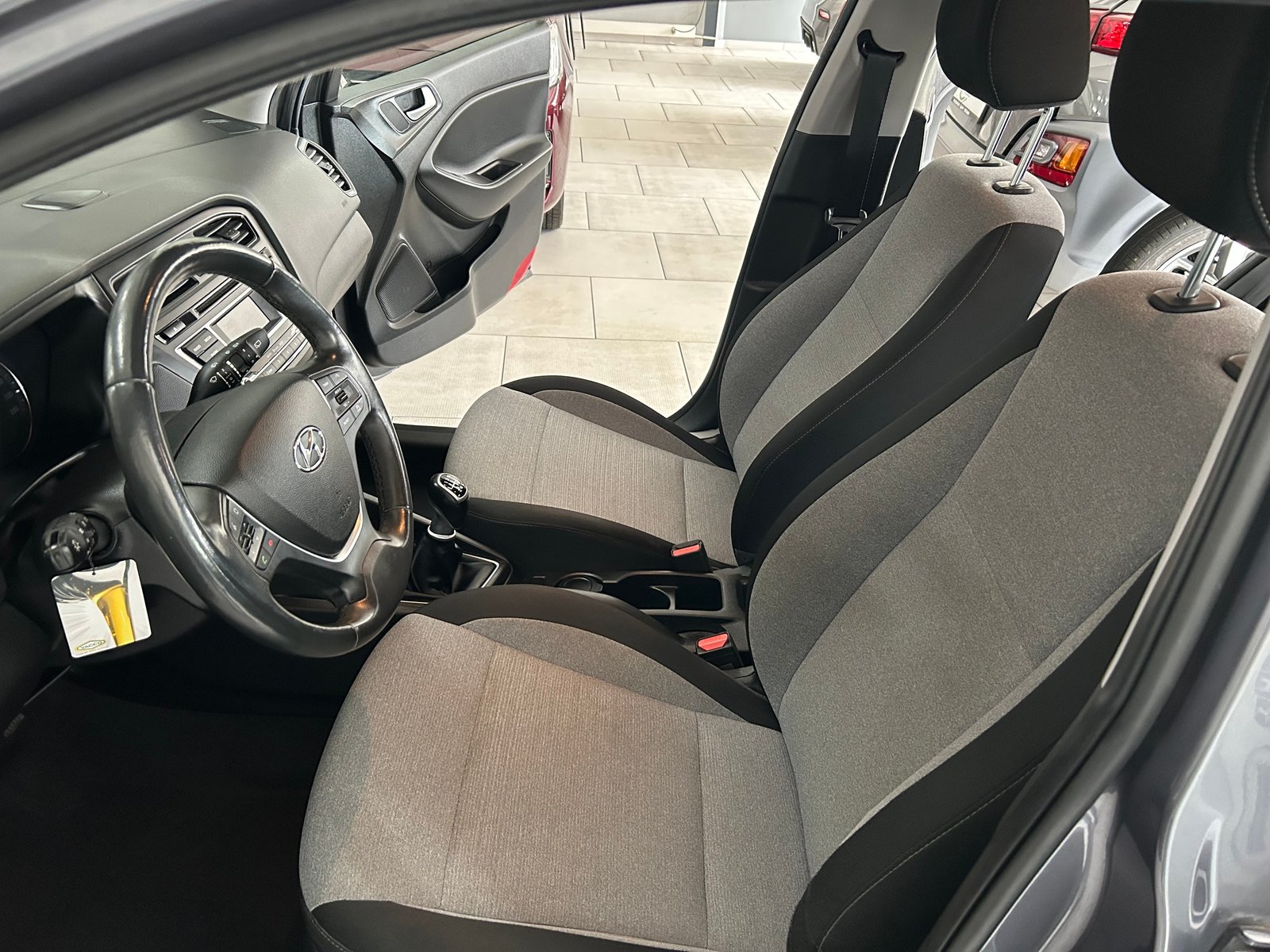 HYUNDAI i20 1.4 Amplia, Benzin, Occasion / Gebraucht, Handschaltung - 7