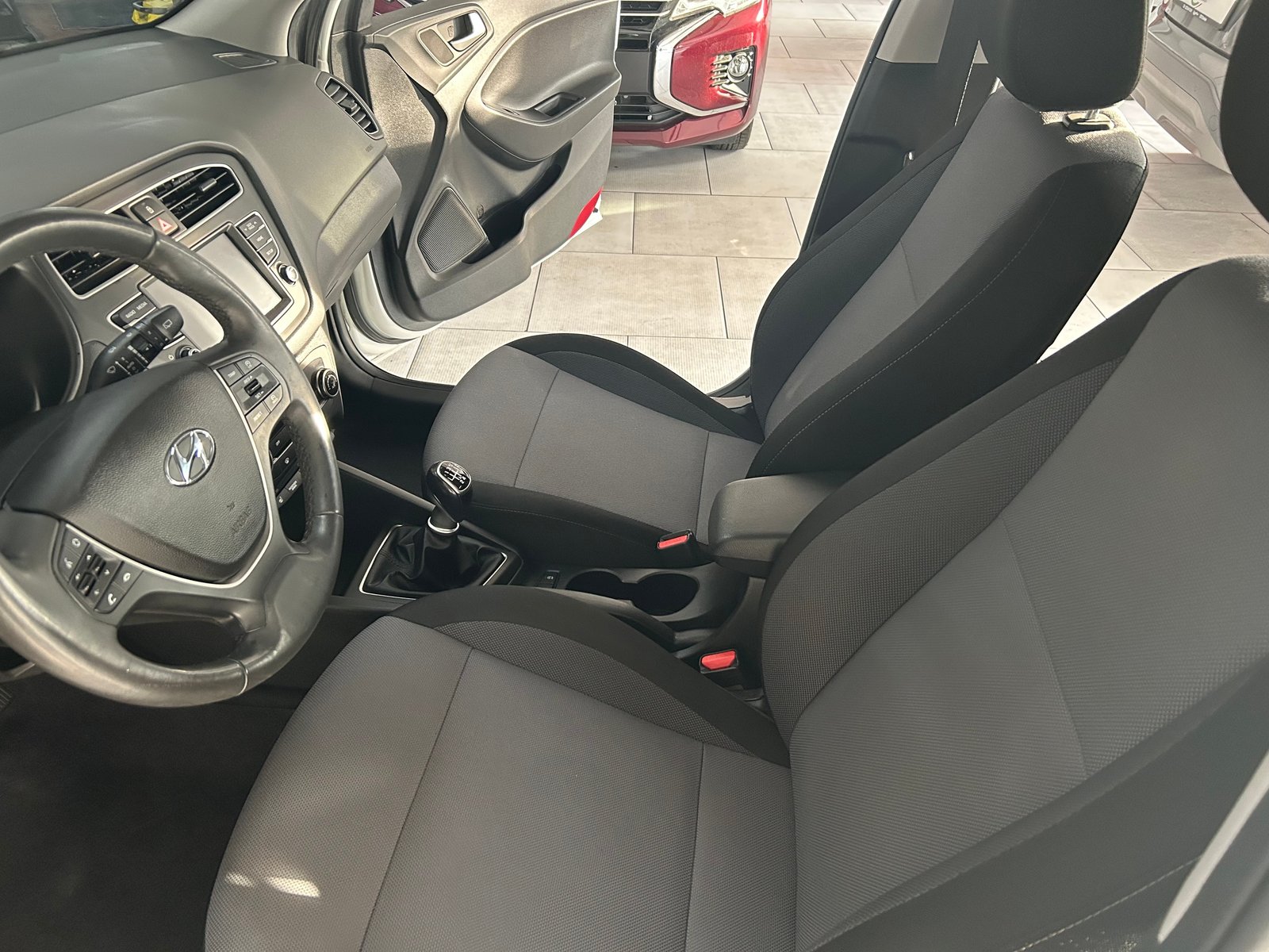 HYUNDAI i20 1.0 T-GDi Amplia, Benzin, Occasion / Gebraucht, Handschaltung - 6