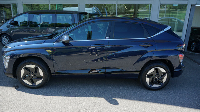 HYUNDAI Kona EV 65.4 kWh Amplia, Ex-demonstrator, Automatic - 3