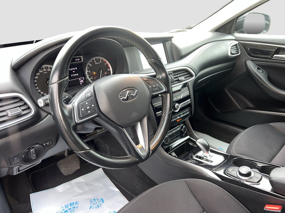 INFINITI Q30 1.6t Luxe WD DCT, Benzin, Occasion / Gebraucht, Automat - 7