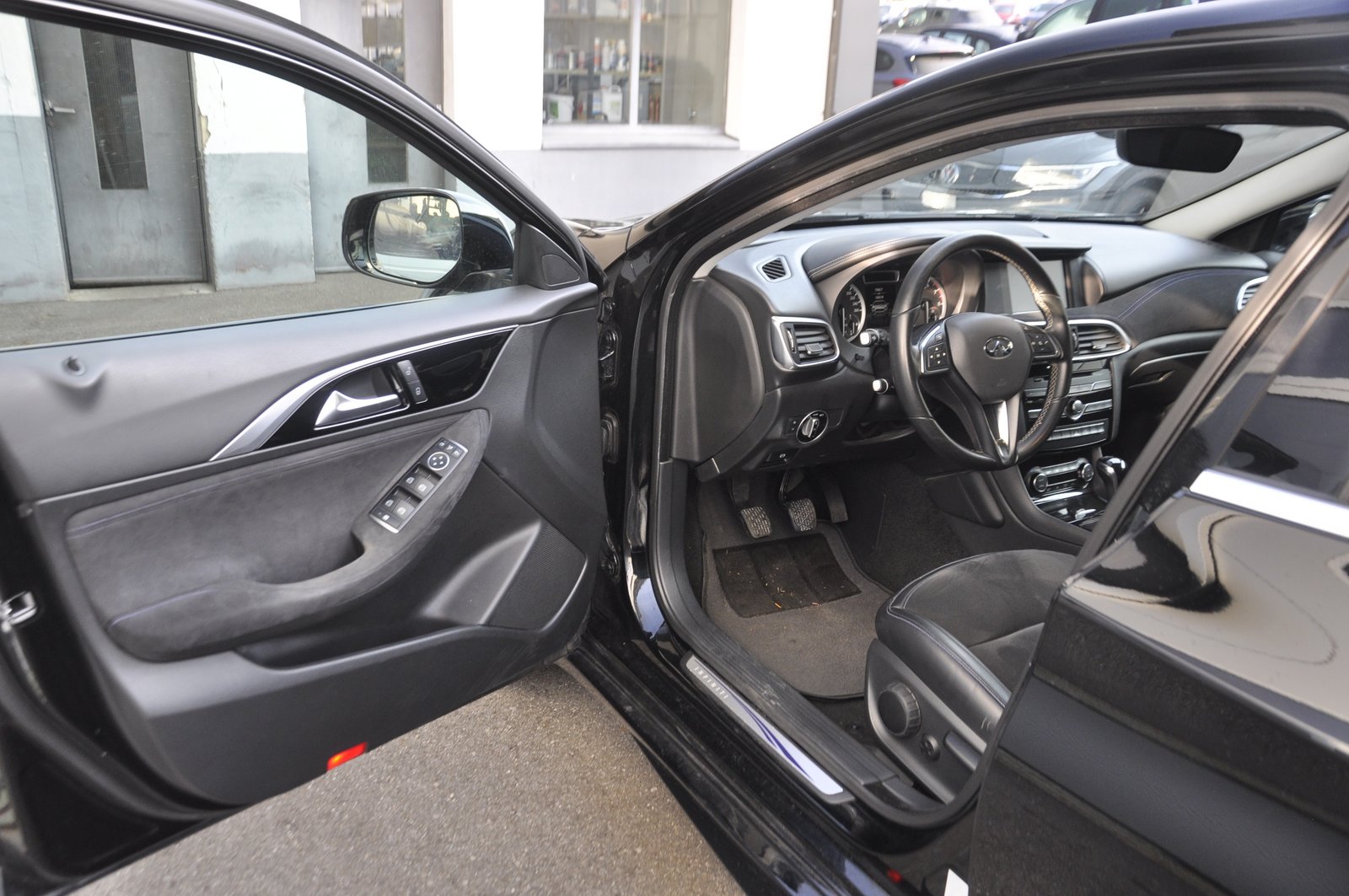 INFINITI Q30 1.6t Premium Tech FWD, Benzina, Occasioni / Usate, Manuale - 4