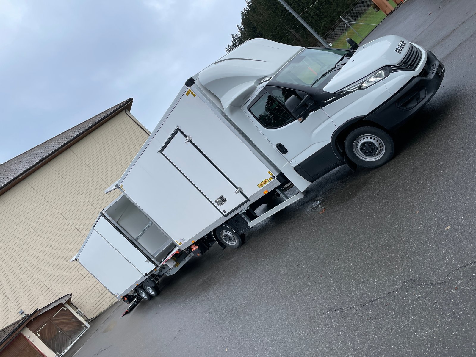 IVECO 35 S 18H A8 HIi-Matic 8-Gang Durchlader mit 2x Hebebü