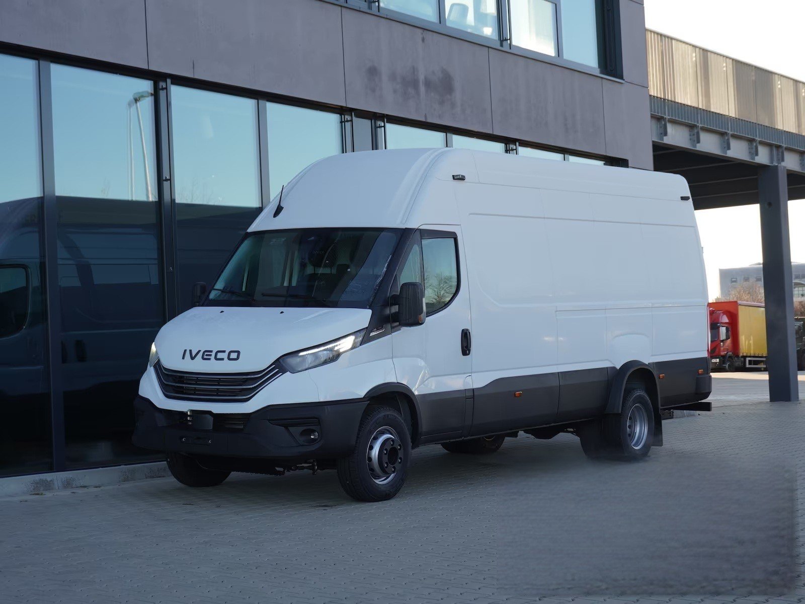 IVECO 70 C 18H A8 mit Holzboden und AHK