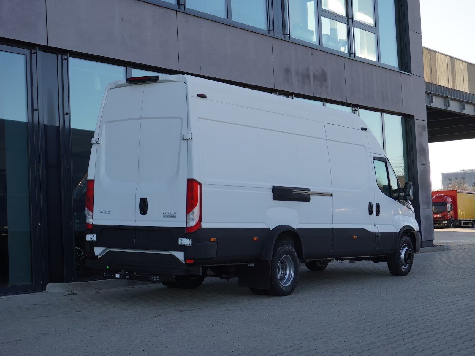 IVECO 70 C 18H A8 mit Holzboden und AHK, Diesel, Neuwagen, Automatik - 2