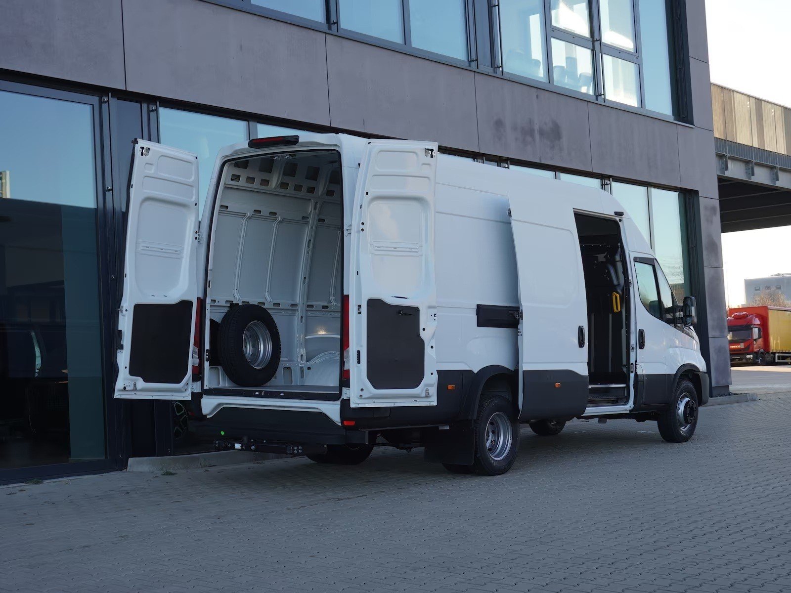 IVECO 70 C 18H A8 mit Holzboden und AHK, Diesel, Neuwagen, Automatik - 3