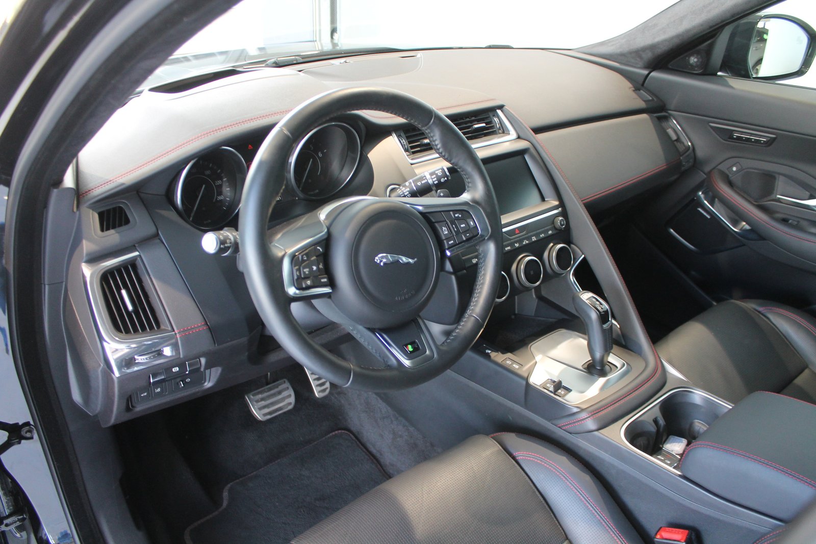 JAGUAR E-Pace 2.0 P250 First Edition AWD Automatik, Petrol, Second hand / Used, Automatic - 2