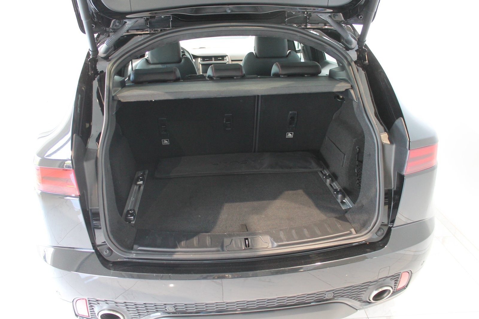 JAGUAR E-Pace 2.0 P250 First Edition AWD Automatik, Petrol, Second hand / Used, Automatic - 4