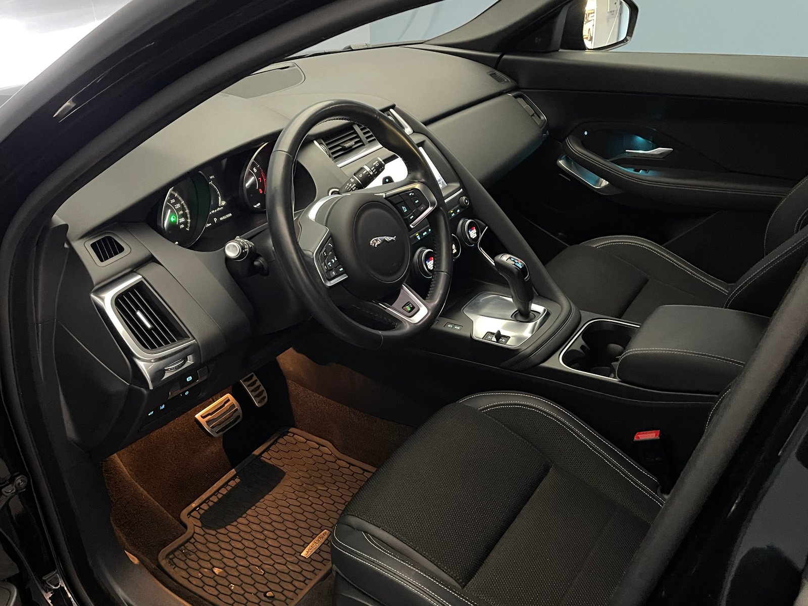 JAGUAR E-Pace 2.0 T 200 R-Dynamic AWD, Benzin, Occasion / Gebraucht, Automatik - 7