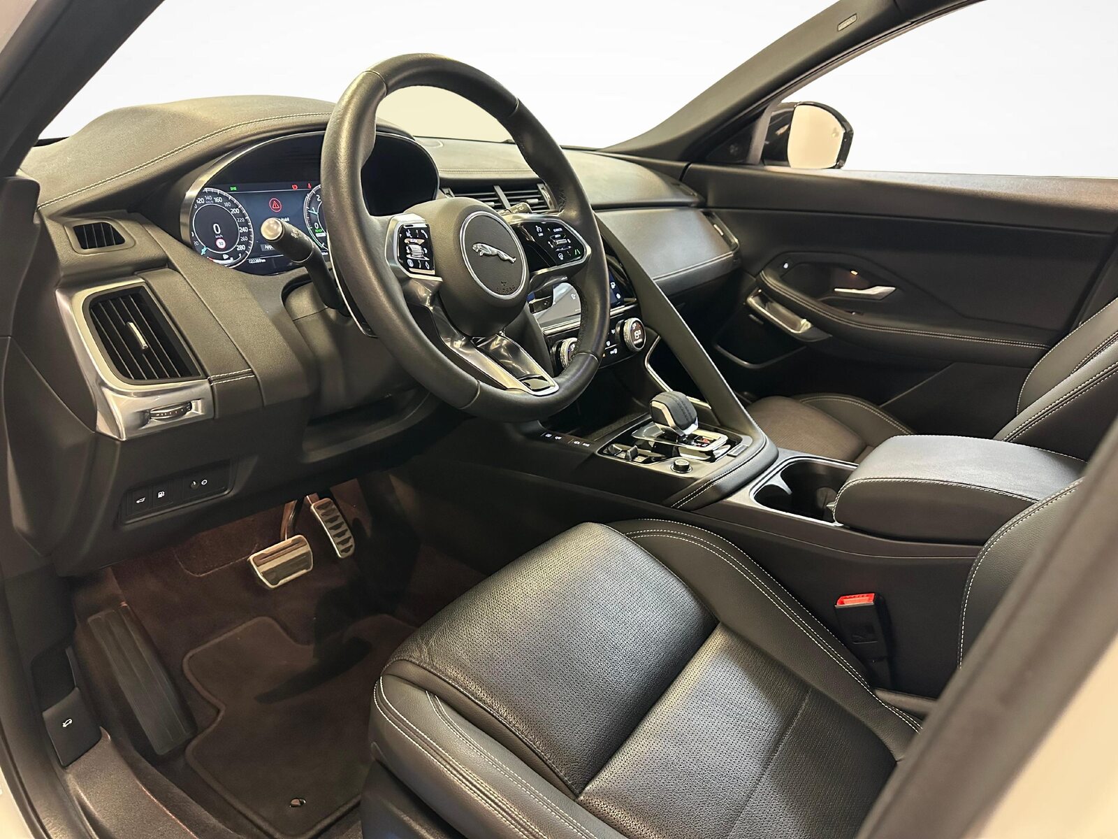 JAGUAR E-Pace 1.5 T 270e R-Dynamic SE AWD, Plug-in-Hybrid Benzin/Elektro, Occasion / Gebraucht, Automatik - 4