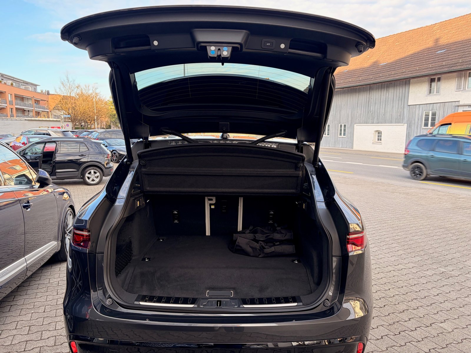 JAGUAR F-Pace 2.0 PHEV 404 R-Dynamic HSE 90th Anniversary Ed, Plug-in-Hybrid Benzin/Elektro, Occasion / Gebraucht, Automatik - 7