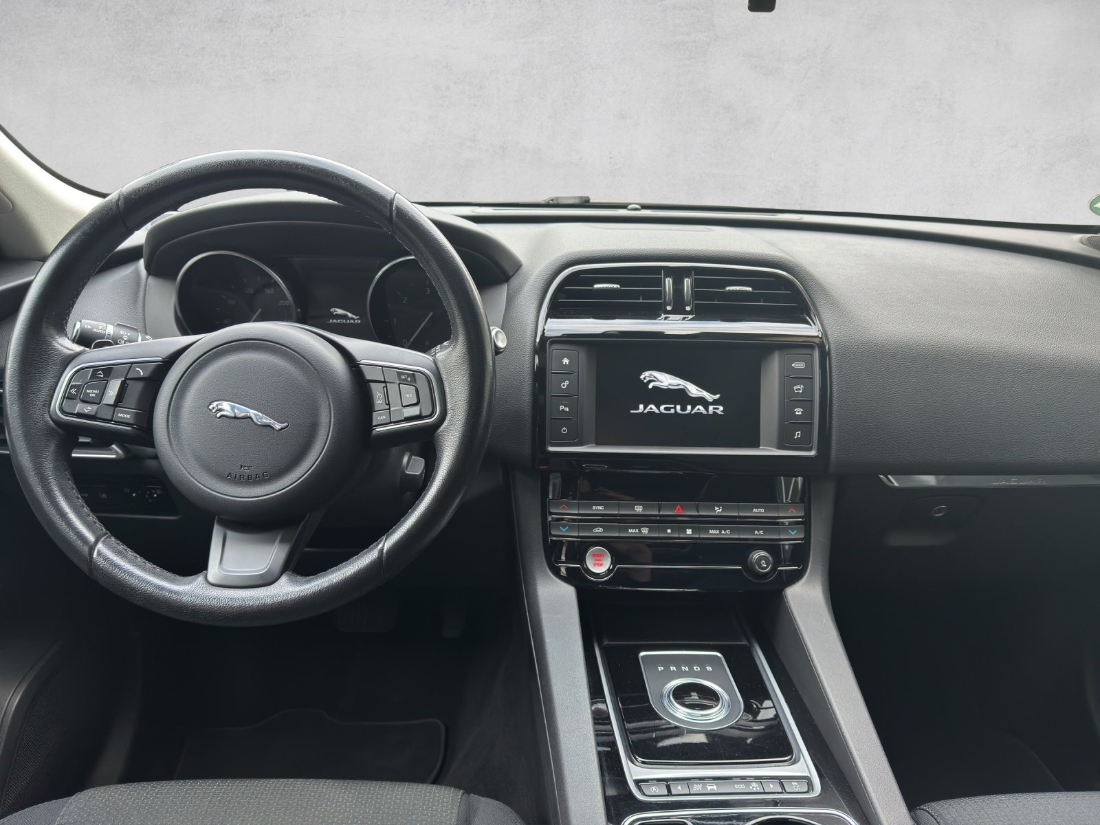 JAGUAR F-Pace 2.0d Pure AWD Automatik, Diesel, Occasion / Gebraucht, Automatik - 7