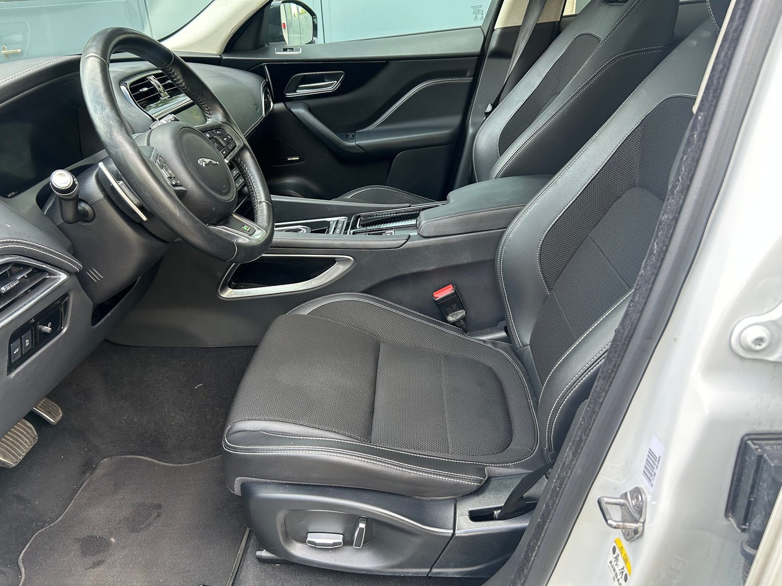 JAGUAR F-Pace 25t 2.0 R-Sport AWD Automatik, Benzin, Occasion / Gebraucht, Automatik - 5
