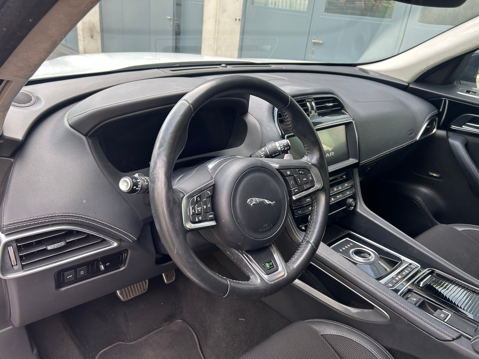 JAGUAR F-Pace 25t 2.0 R-Sport AWD Automatik, Benzin, Occasion / Gebraucht, Automatik - 6