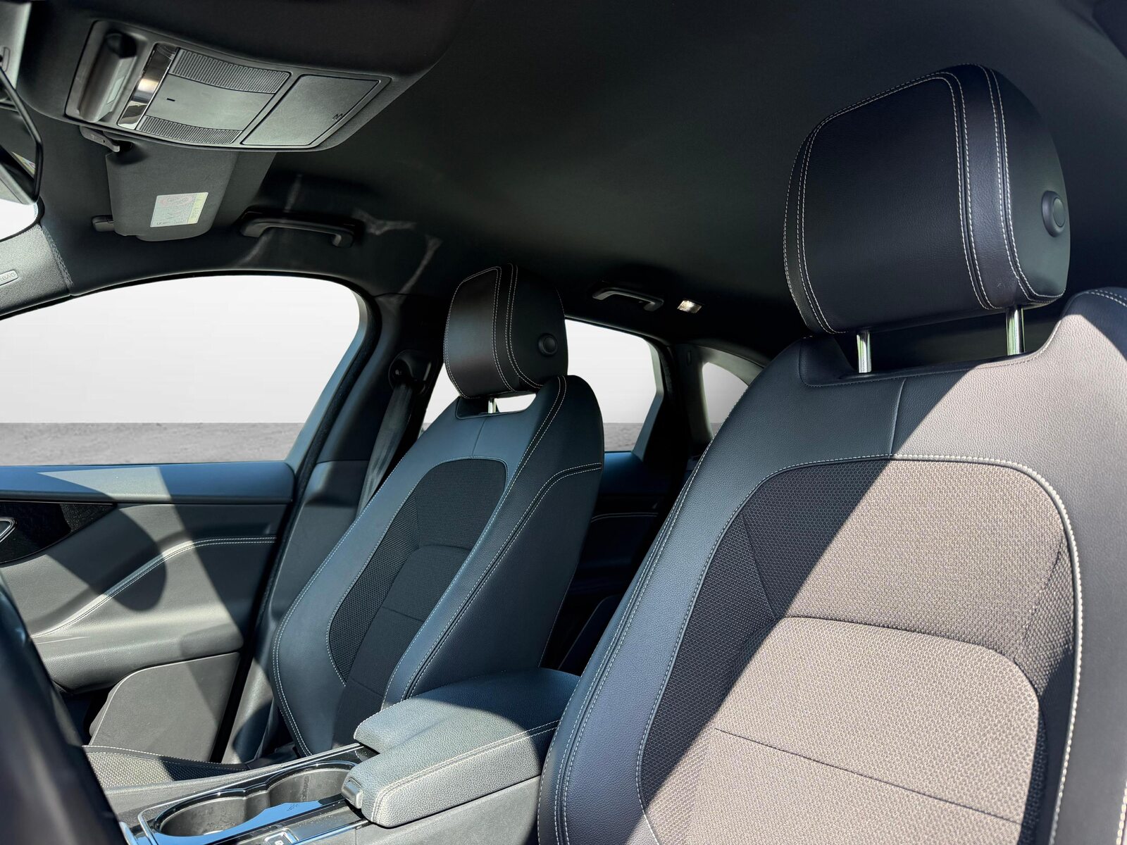 JAGUAR F-Pace 2.0 D 180 90YRS Celebration Edition AWD, Diesel, Occasion / Utilisé, Automatique - 3