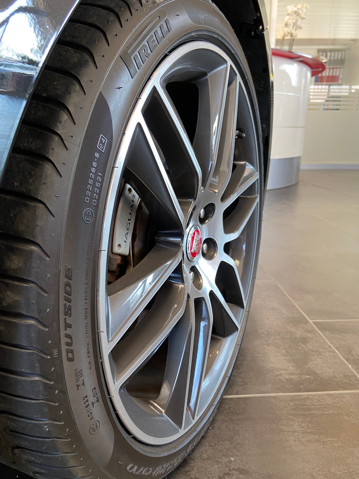 JAGUAR F-Type Coupé 2.0 R-Dynamic Black, Benzin, Occasion / Gebraucht, Automatik - 3