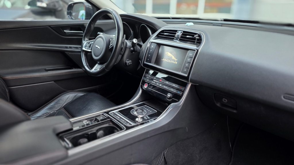 JAGUAR XE 2.0 D 180 Prestige, Diesel, Occasion / Utilisé, Automatique - 3