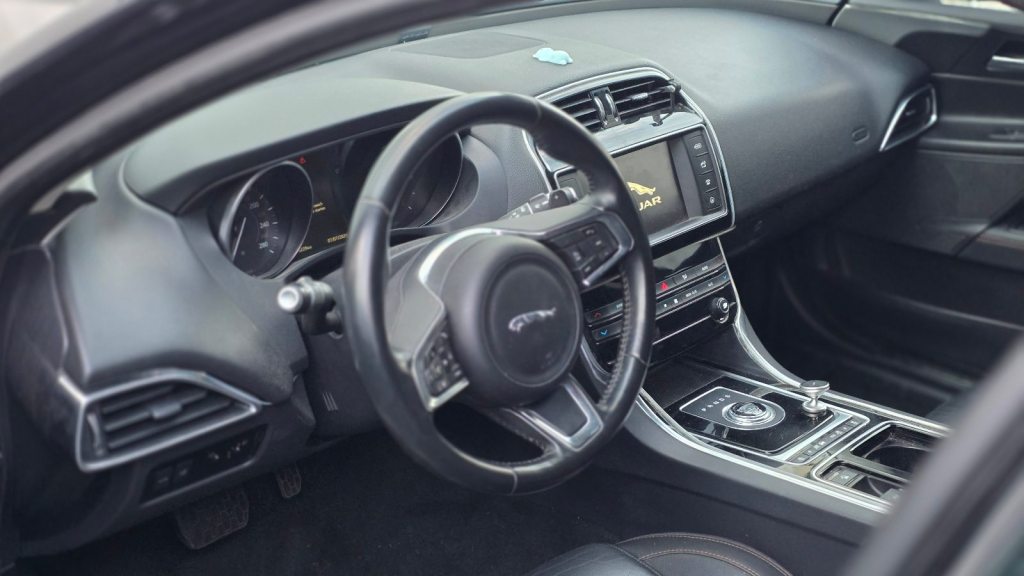 JAGUAR XE 2.0 D 180 Prestige, Diesel, Occasion / Utilisé, Automatique - 2