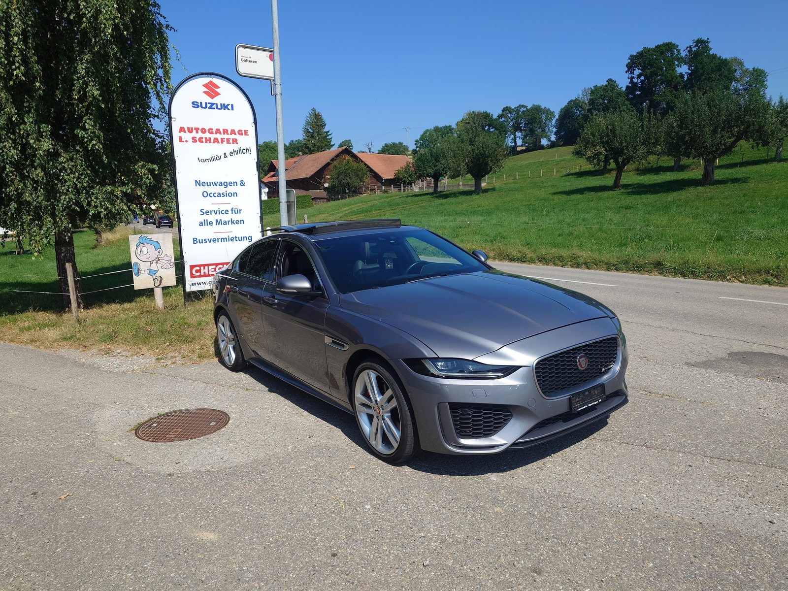JAGUAR XE 2.0 T 300 R-Dynamic SE AWD, Petrol, Second hand / Used, Automatic