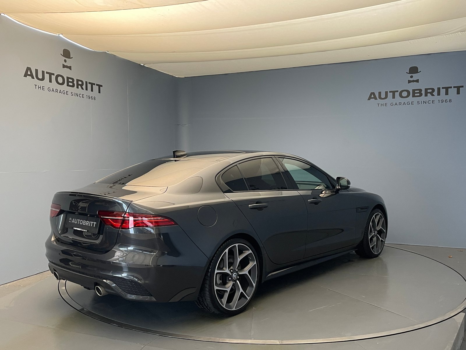 JAGUAR XE 2.0 T 300 Sport AWD, Petrol, Second hand / Used, Automatic - 4