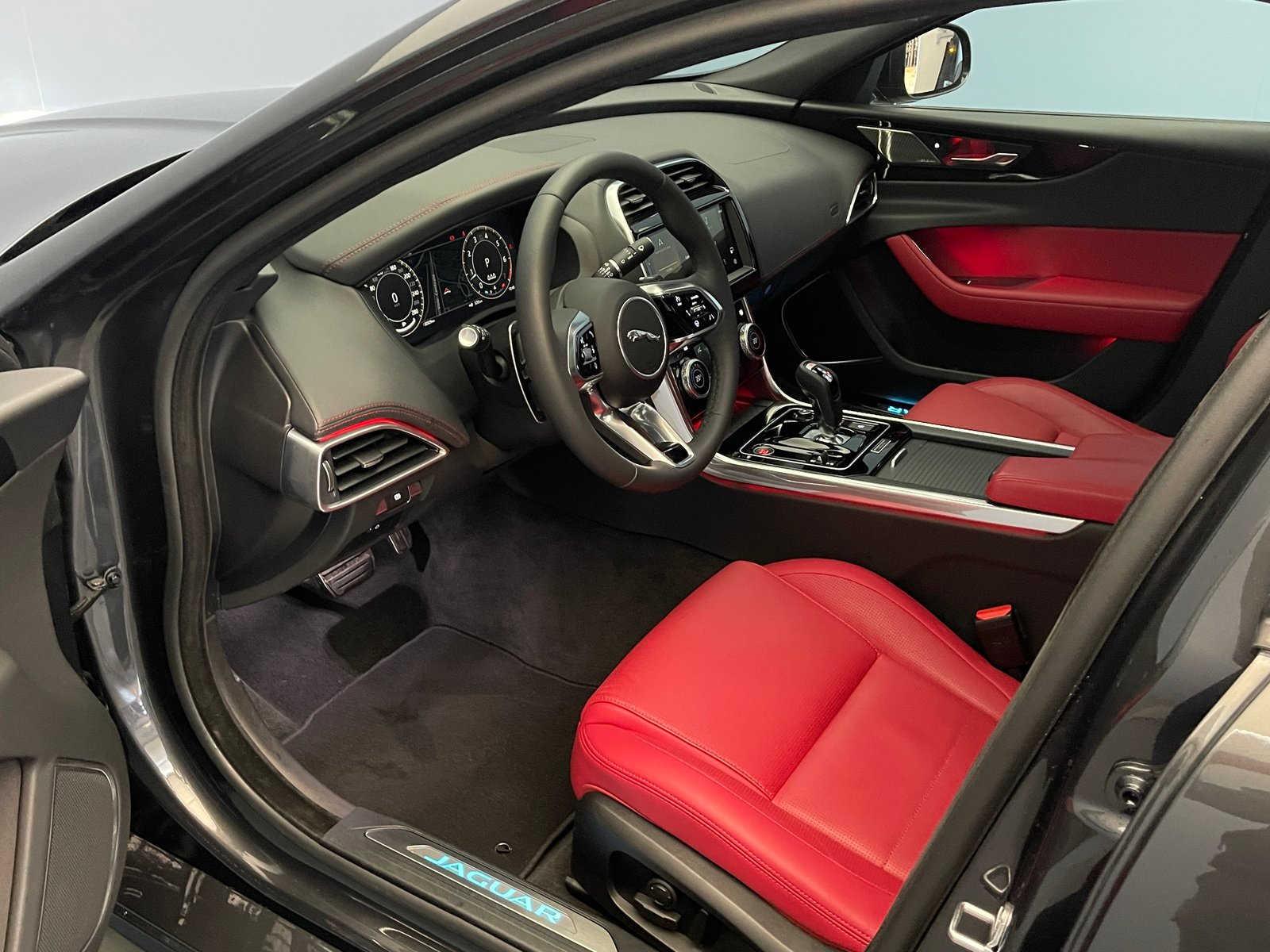 JAGUAR XE 2.0 T 300 Sport AWD, Petrol, Second hand / Used, Automatic - 7