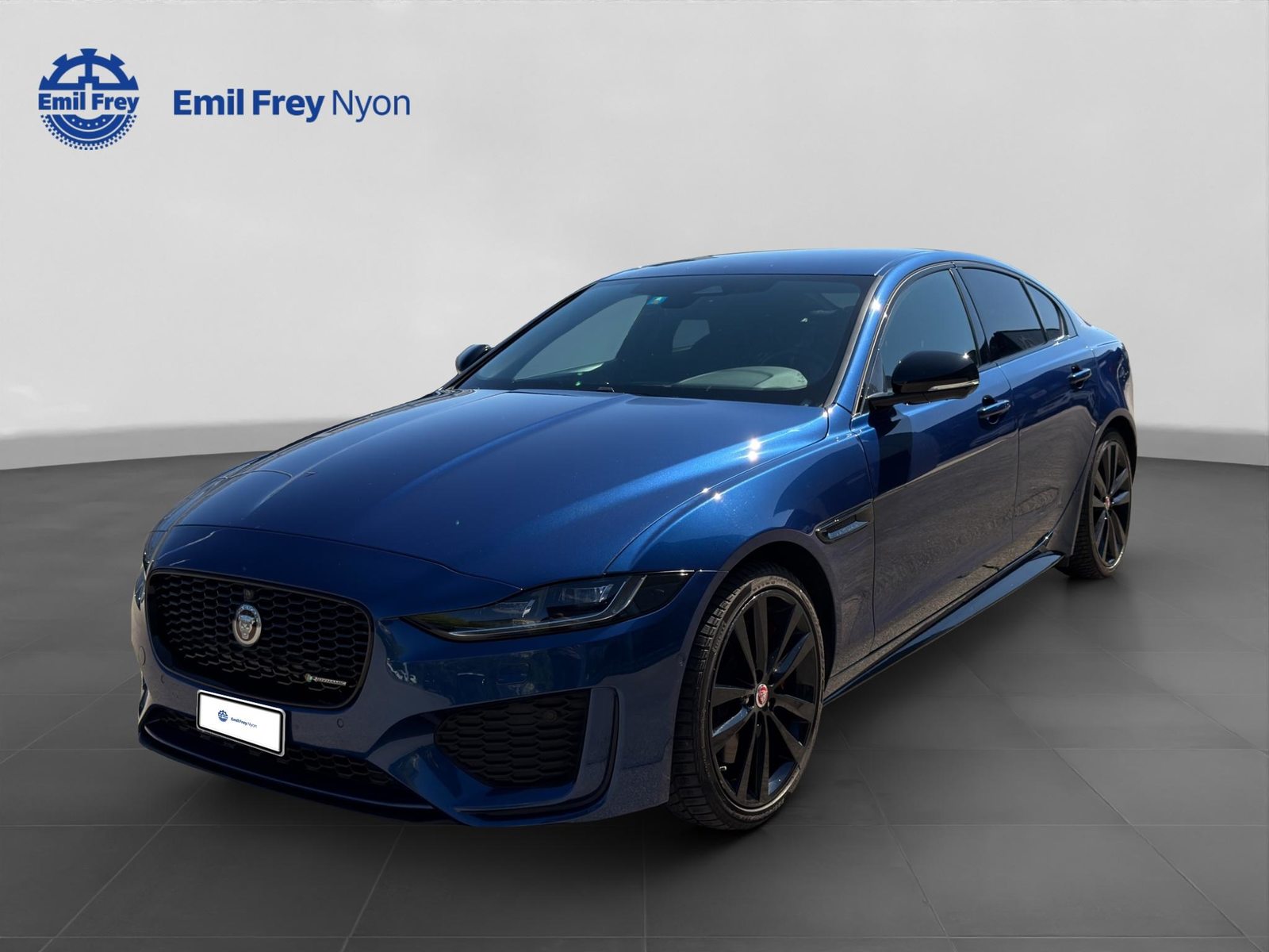 JAGUAR XE 2.0 T 300 R-Dynamic Black AWD