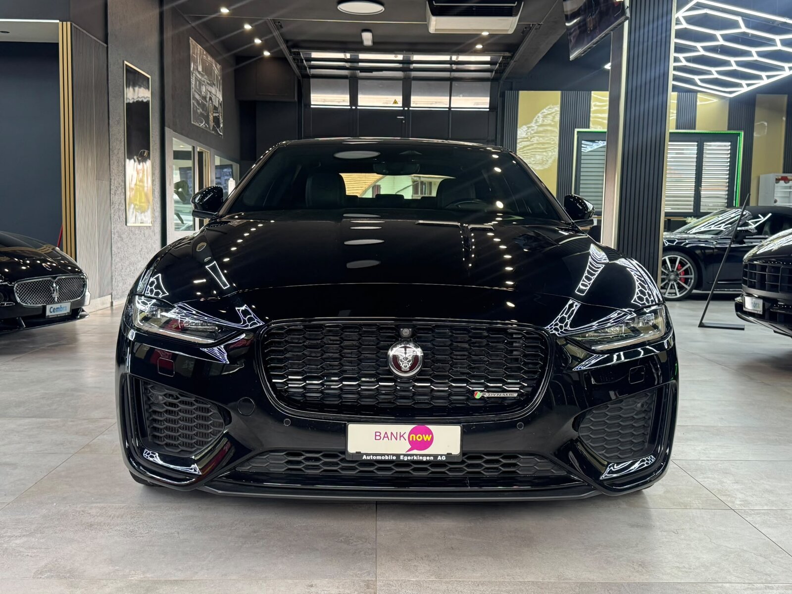 JAGUAR XE 2.0 R-Dynamic Black P300 AWD Automat, Benzin, Occasion / Gebraucht, Automatik - 3