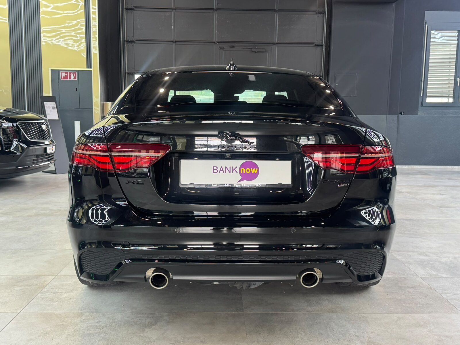JAGUAR XE 2.0 R-Dynamic Black P300 AWD Automat, Benzin, Occasion / Gebraucht, Automatik - 7