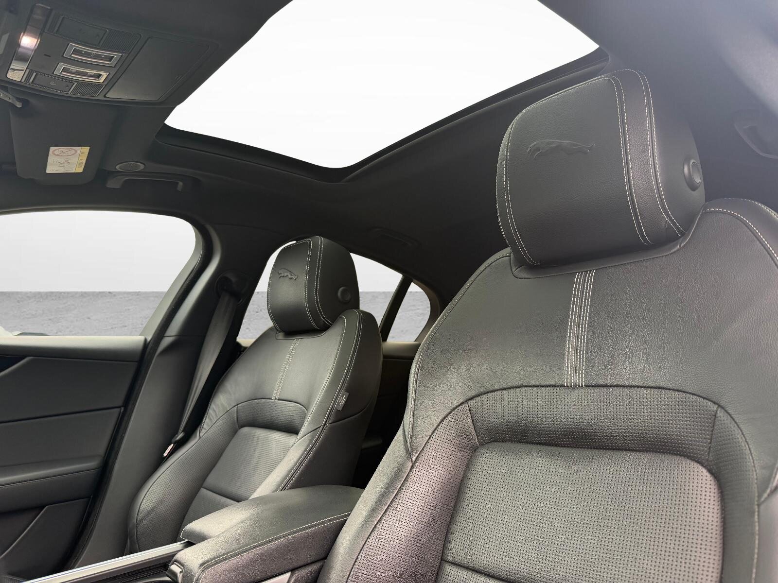 JAGUAR XE 2.0 T 300 R-Dynamic Black AWD, Benzin, Occasion / Gebraucht, Automatik - 3