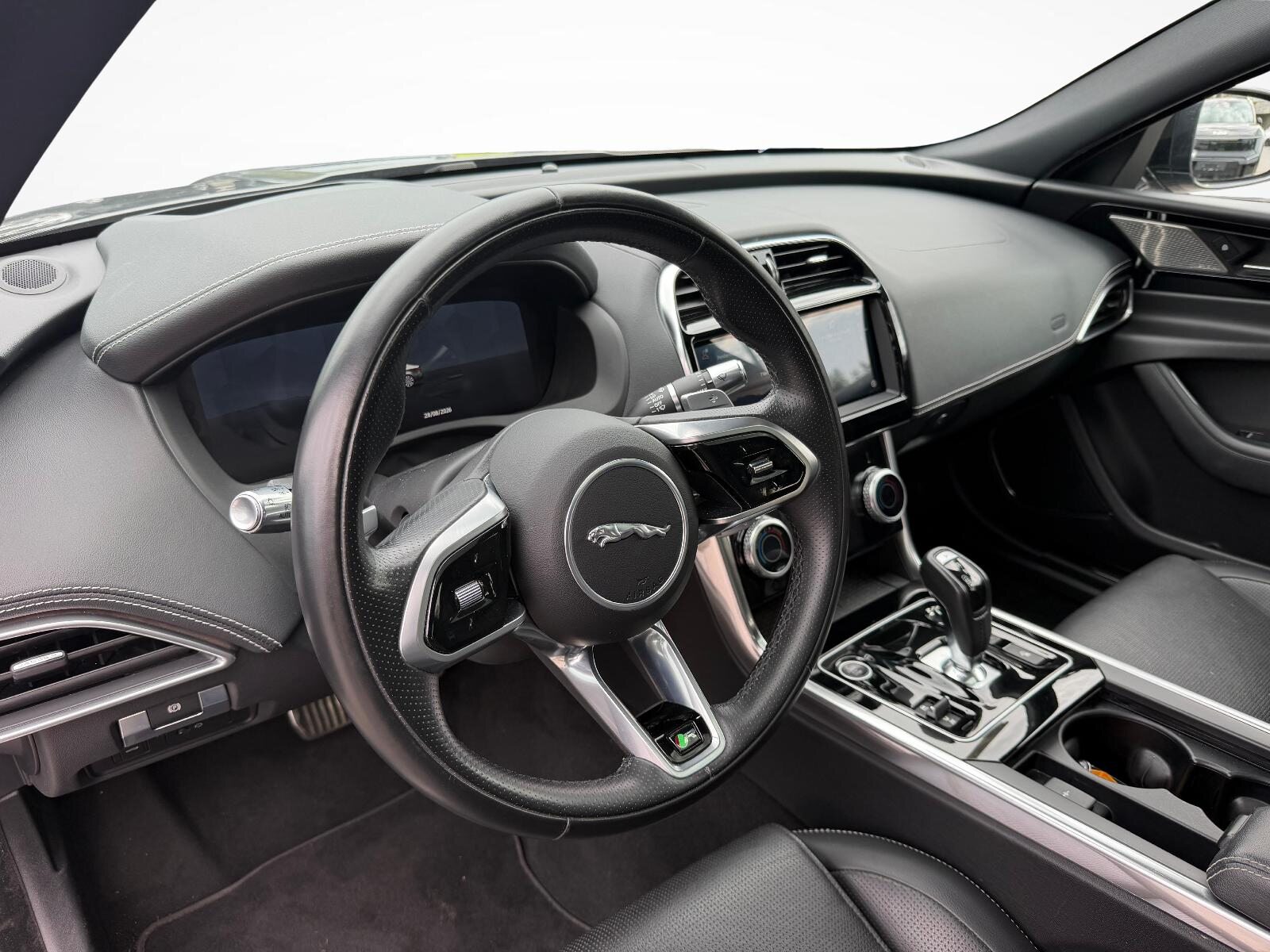 JAGUAR XE 2.0 T 300 R-Dynamic Black AWD, Benzin, Occasion / Gebraucht, Automatik - 4