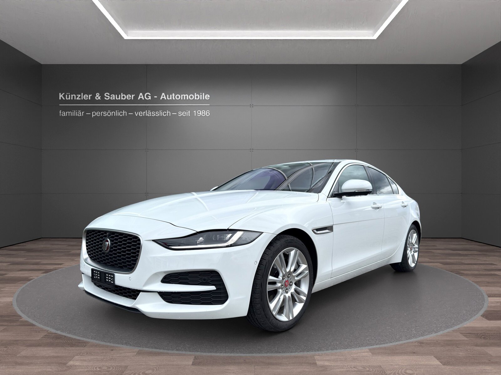 JAGUAR XE 2.0 SE P300 AWD Automat
