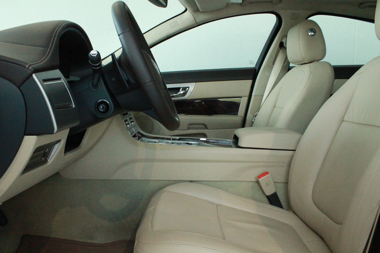 JAGUAR XF 5.0 V8 Portfolio, Benzin, Occasion / Gebraucht, Automatik - 4