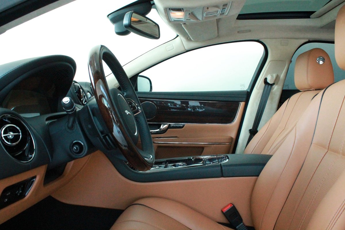 JAGUAR XJ LWB 3.0d V6 Portfolio Automatic, Diesel, Ex-demonstrator, Automatic - 4