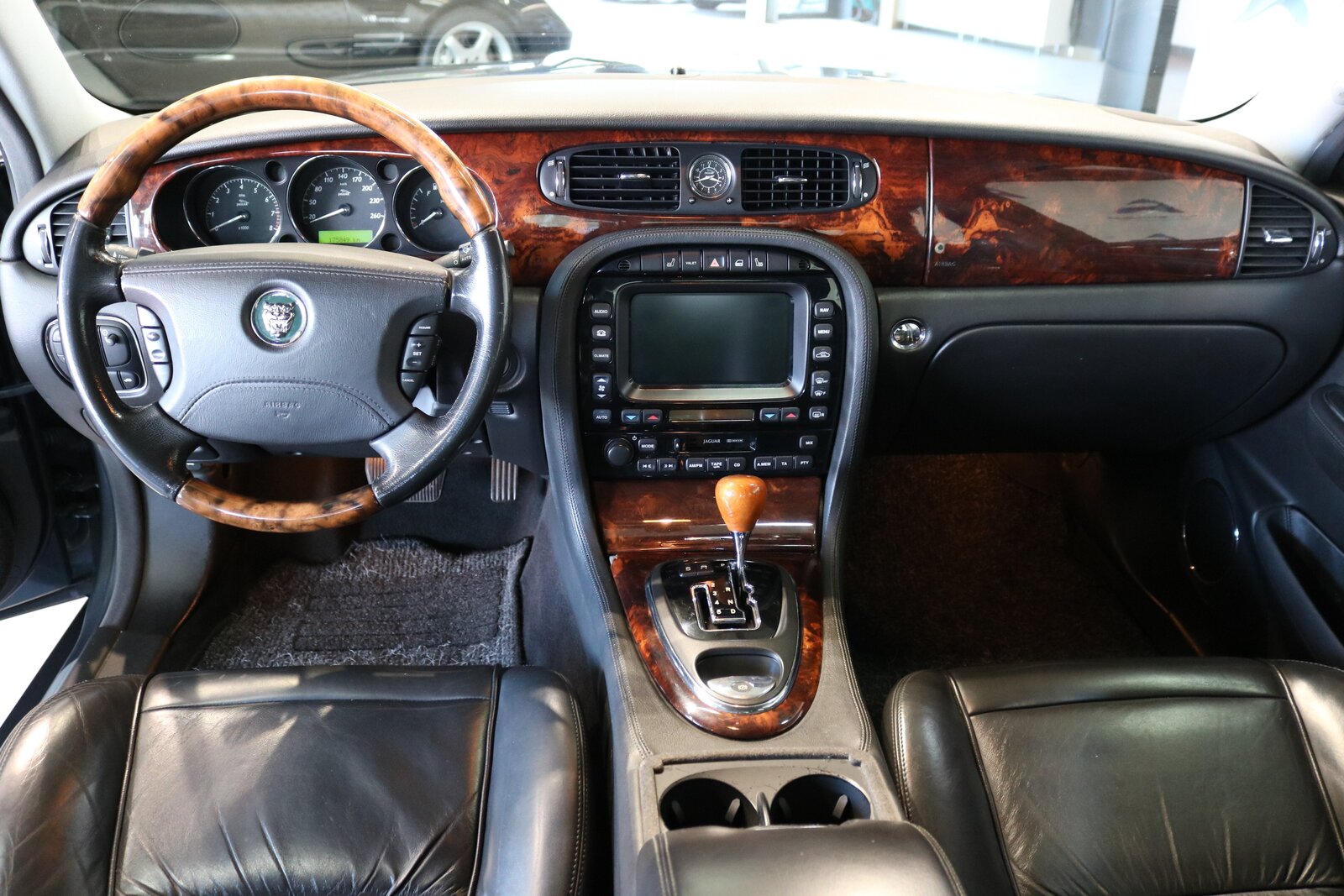 JAGUAR XJ8 LWB 4.2 V8 Executive, Petrol, Second hand / Used, Automatic - 2