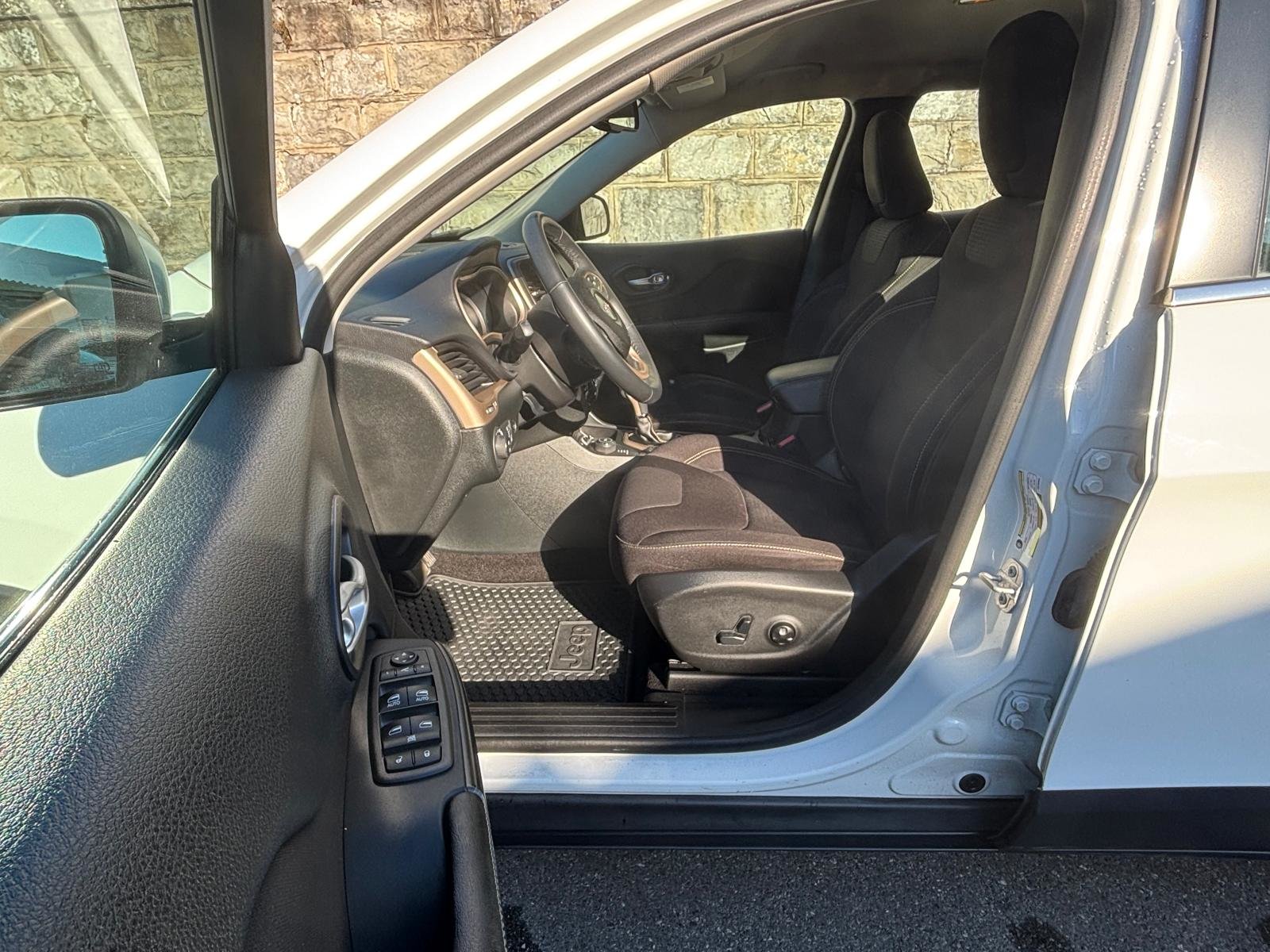 JEEP Cherokee 2.2TD Longitude Sw- Black Ed. AWD 9ATX, Diesel, Occasion / Utilisé, Automatique - 6
