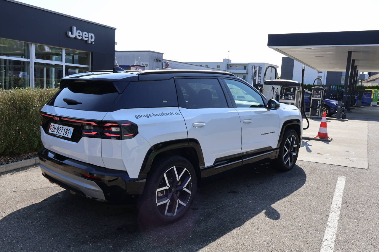 JEEP Compass First Edition, Electric, Ex-demonstrator, Automatic - 3
