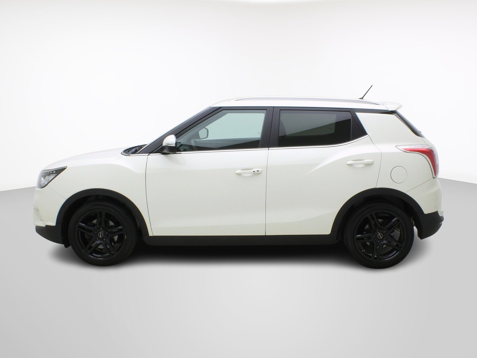 KGM-SSANGYONG Tivoli 1.6 e-XDi Sapphire 4WD, Diesel, Second hand / Used, Automatic - 3