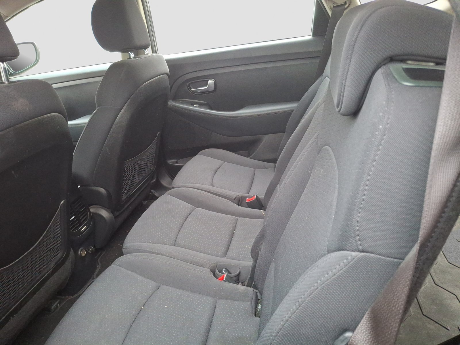 KIA Carens 1.6 GDI Classic, Essence, Occasion / Utilisé, Manuelle - 4