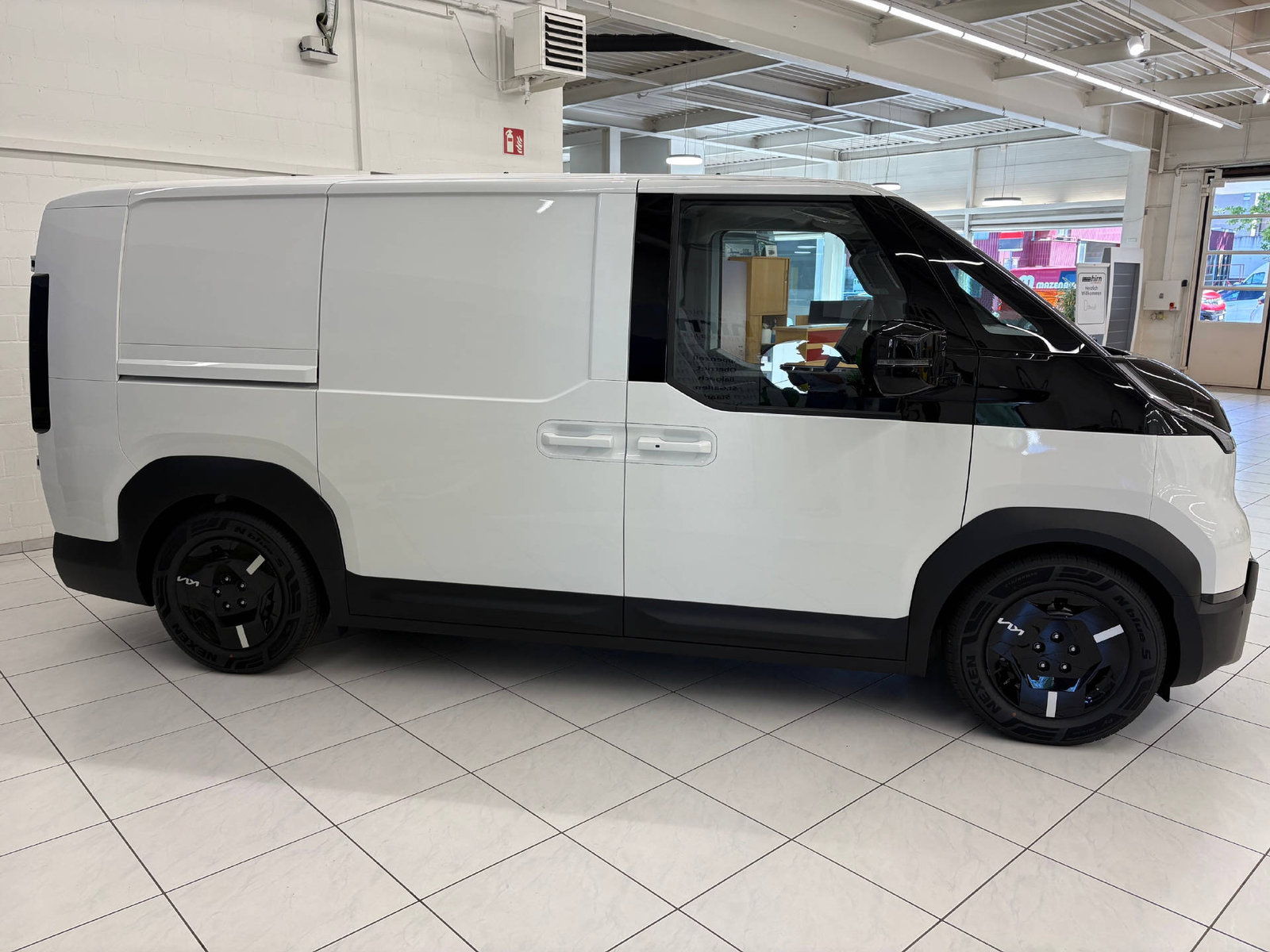 KIA PV5 Cargo 71.2 kWh Plus, Electric, New car, Automatic - 5