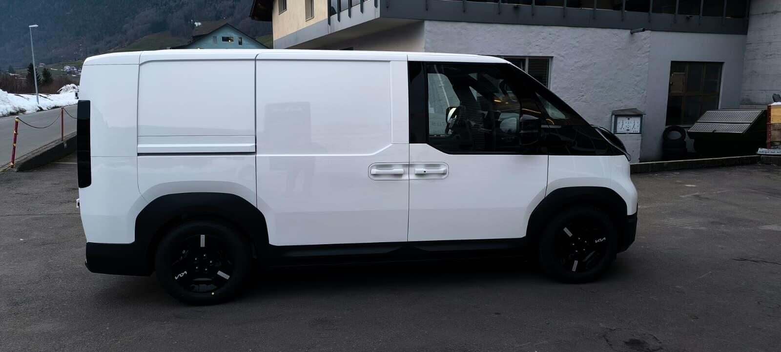 KIA PV5 Cargo 51.5 kWh Plus, Electric, New car, Automatic - 2