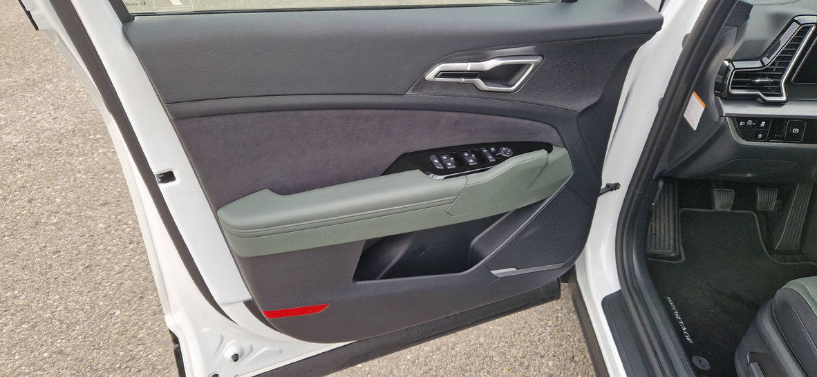 KIA Sportage 1.6 T-GDi Power Edition Anniversary, Mild-Hybrid Petrol/Electric, Ex-demonstrator, Manual - 3