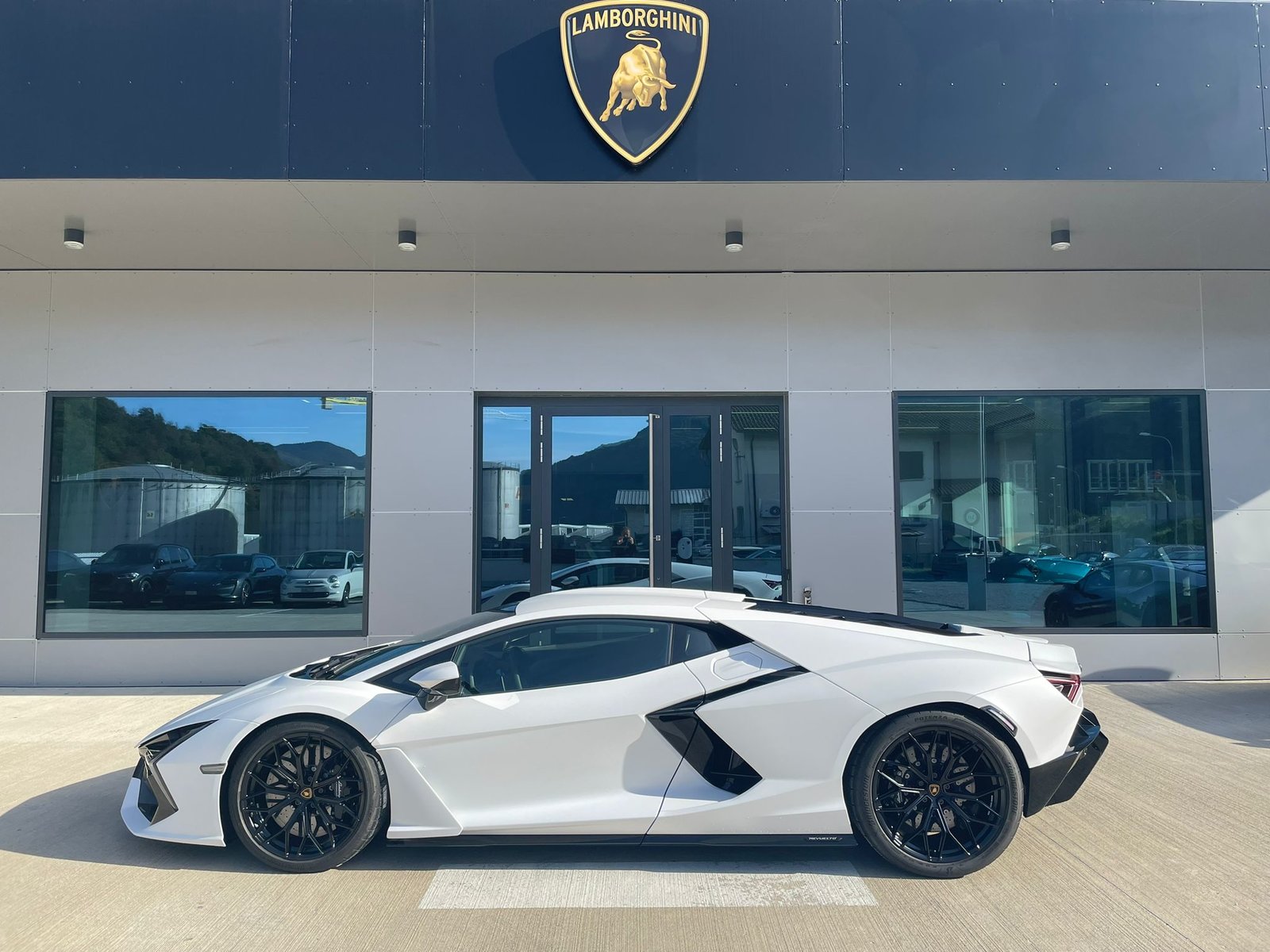 LAMBORGHINI Revuelto - Auto CH - Bianco Phanes Matt - Lamborghini Lugano, Full-Hybrid Petrol/Electric, Second hand / Used, Automatic - 3
