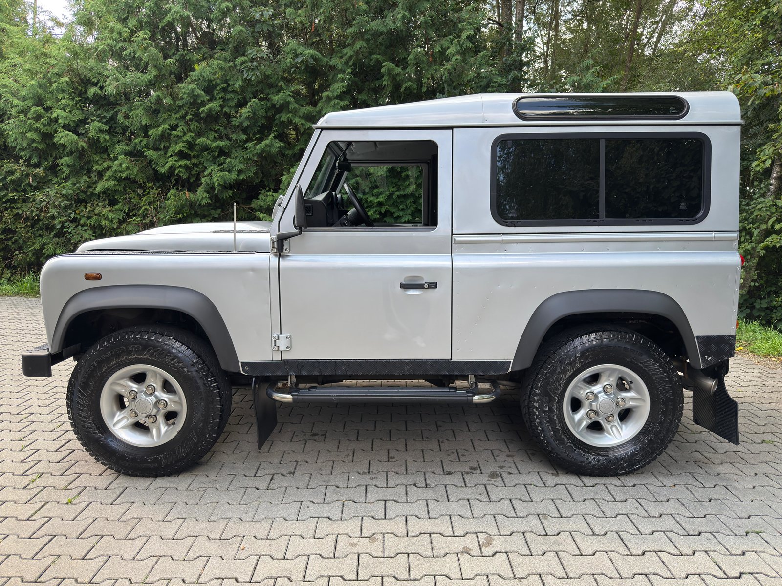 LAND ROVER Defender 90 2.2 TD4 Station Wagon, Diesel, Second hand / Used, Manual - 2
