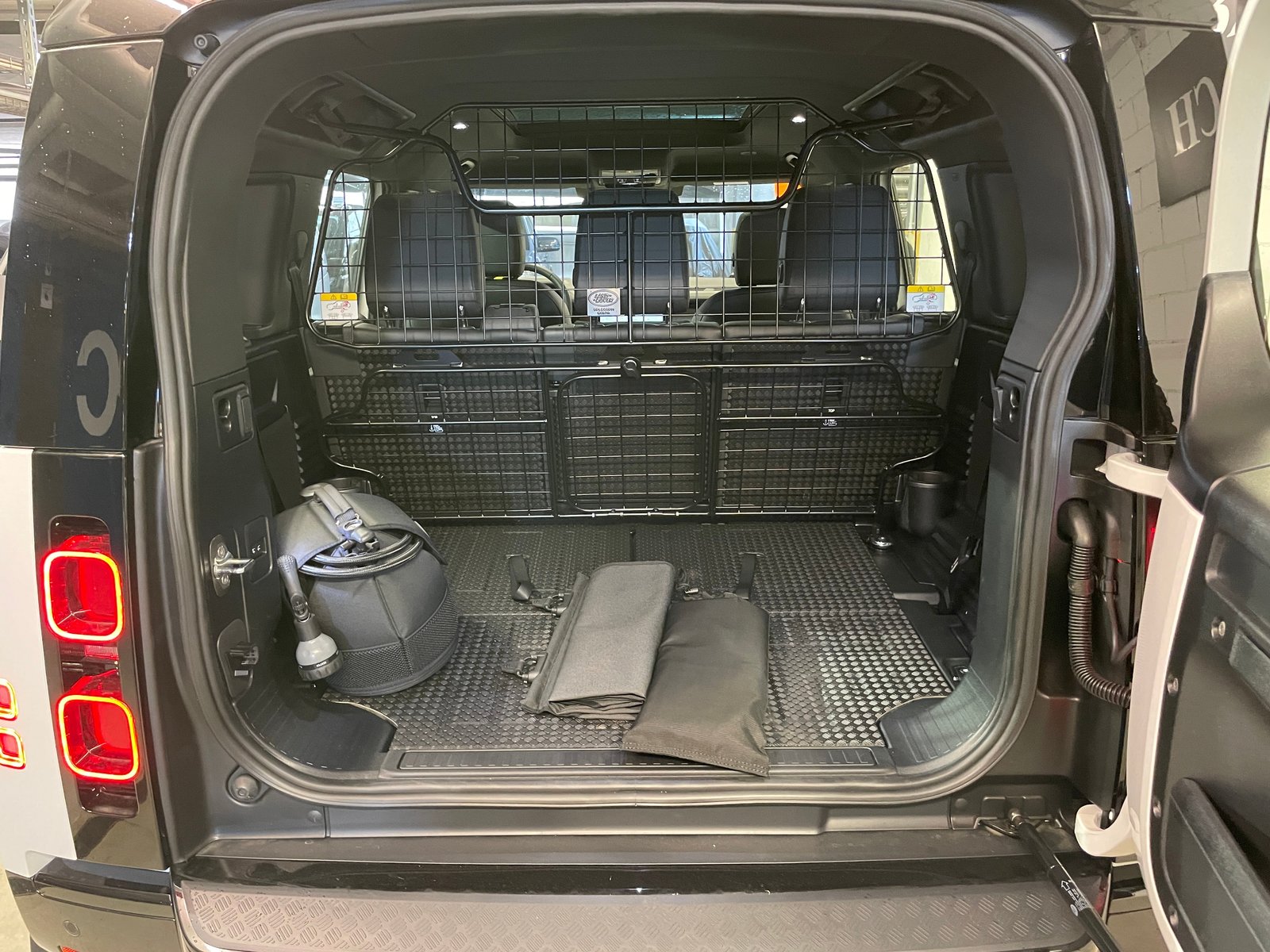 LAND ROVER Defender 110 P400 I6 X-Dynamic SE 3.0 AT8 mit AHK, Benzina, Auto nuove, Automatico - 7