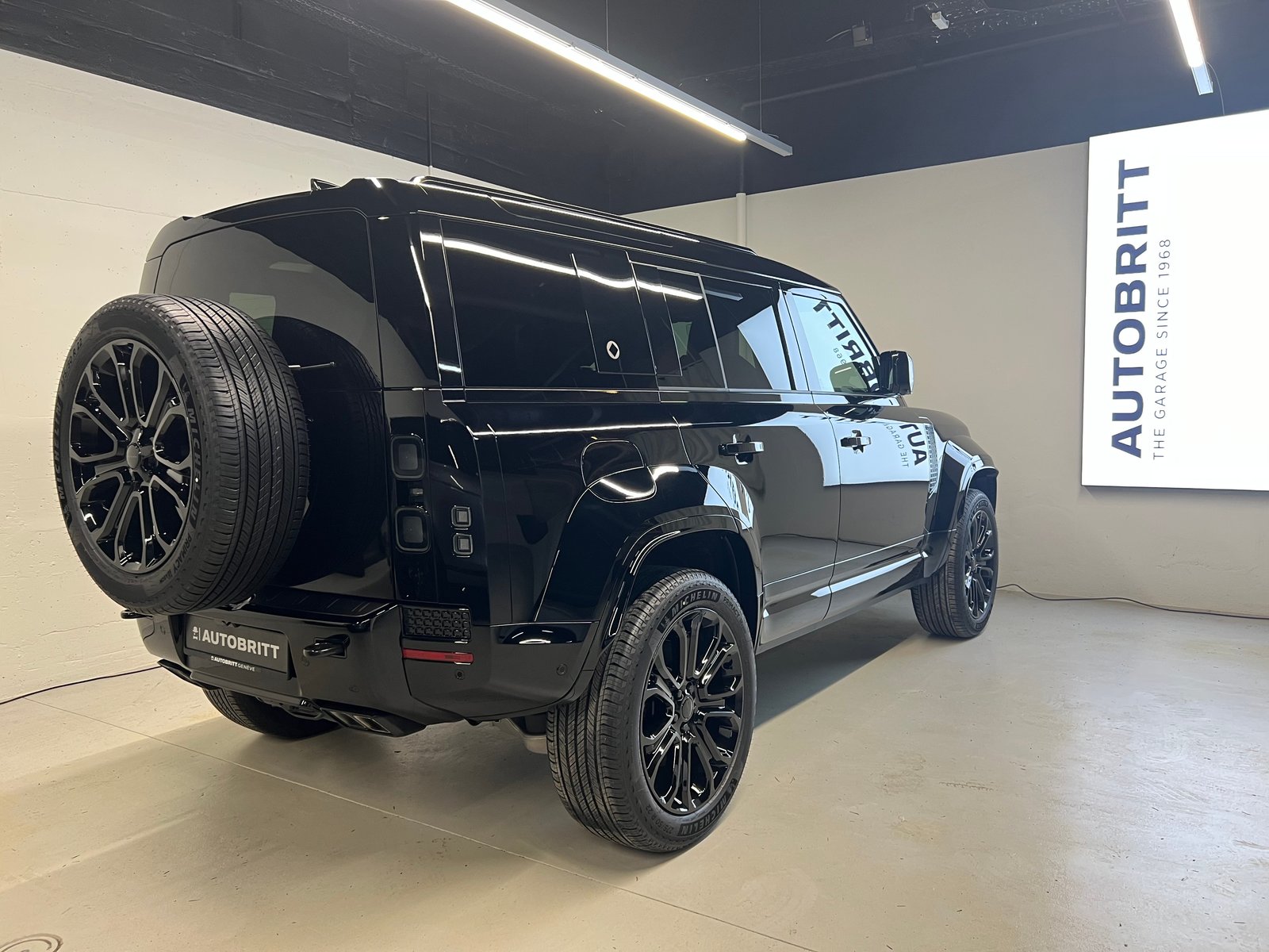 LAND ROVER Defender 110 4.4 V8 Octa Black, Hybride Léger Essence/Électricité, Voiture nouvelle, Automatique - 2