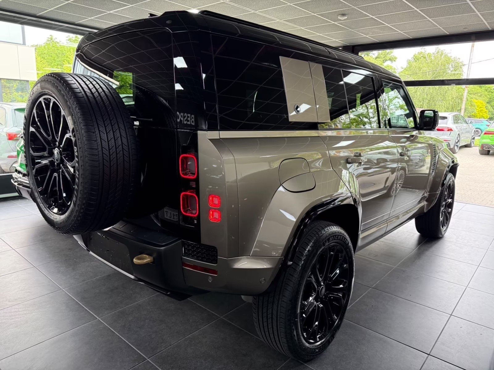LAND ROVER Defender 110 635 V8 4.4 Octa AT8, Essence, Voiture nouvelle, Automatique - 3