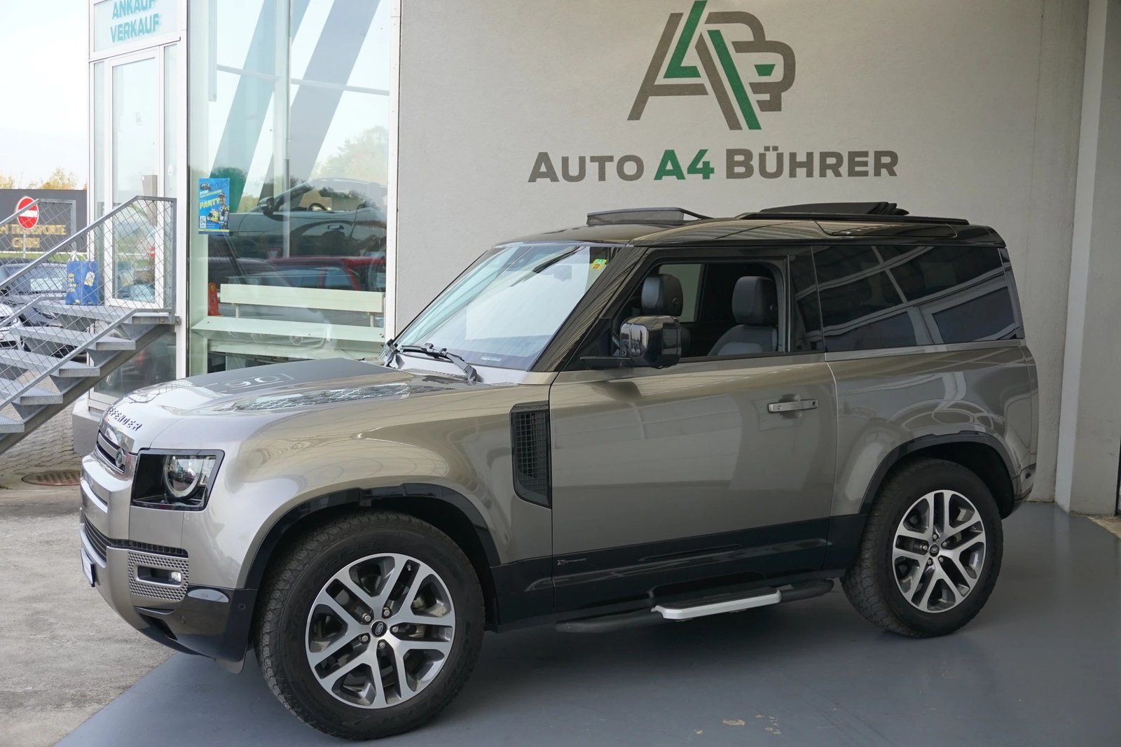 LAND ROVER Defender90 I6 250 X-D SE 250PS 4x4, Diesel, Occasioni / Usate, Automatico - 2