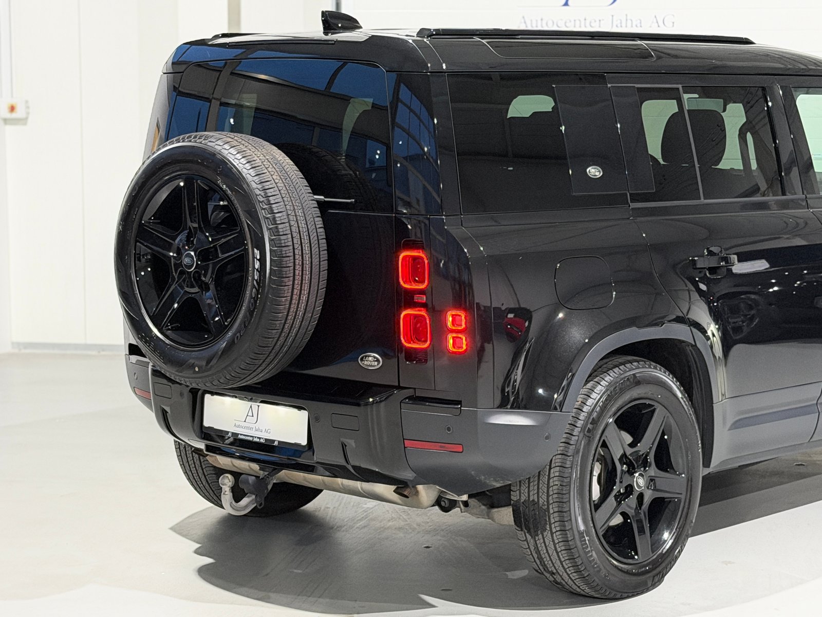 LAND ROVER Defender 110 P300 Si4 HSE AT8 (CH) / AHK 3500KG /, Petrol, Second hand / Used, Automatic - 7